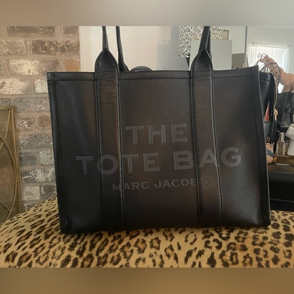 Marc Jacobs Black Tote Bag with Minimalist Design - Picture 2 of 14